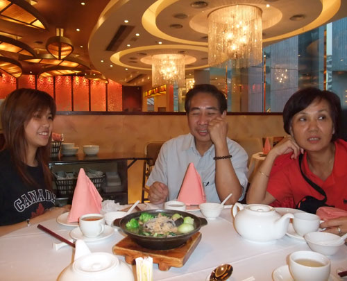 dinner We invited everyone for Yum Cha (= Chinese tea lunch/dinner) after finish moving
