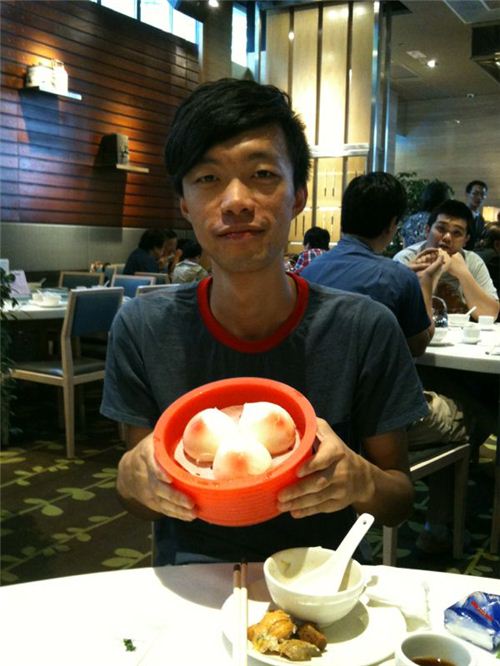 The modes4u photographer Ho with his birthday buns