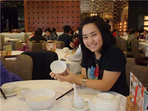 Lok has fun cleaning her bowl