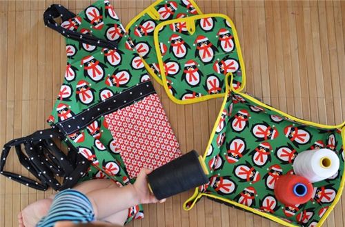 Diario De Naii made a great set consisting of a basket, apron and potholders with our Christmas penguin fabric