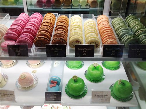 Super cute desserts like Hello Kitty macarons and apples Super cute desserts like Hello Kitty macarons and apples