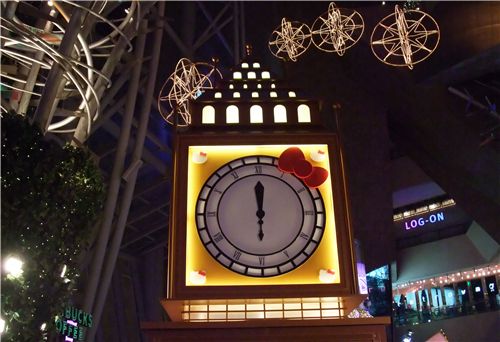Hello Kitty Big Ben and Christmas deco in the background Hello Kitty Big Ben and Christmas deco in the background