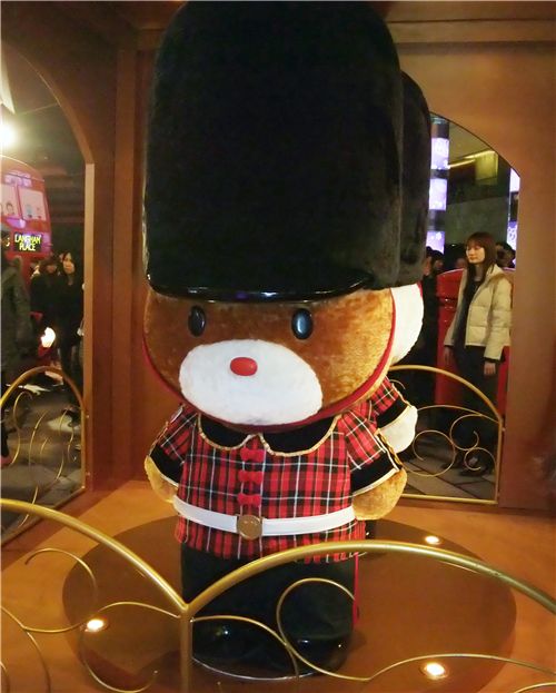 bear as London guard bear as London guard