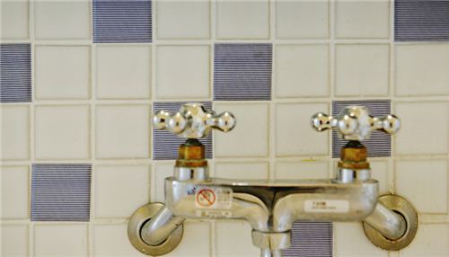 The wide Masking tapes are also suitable for tiles