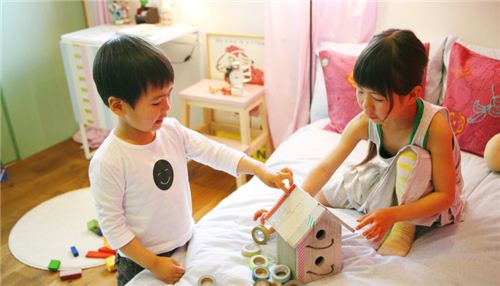 Children can fully live out their creativity with the tapes, which always can be removed without any trace
