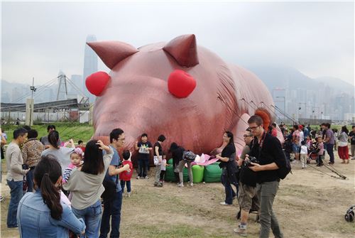 A gigantic inflatable roasted pig. Roasted pigs are a very typical dish at big occasions like wedding or shop openings in Hong Kong