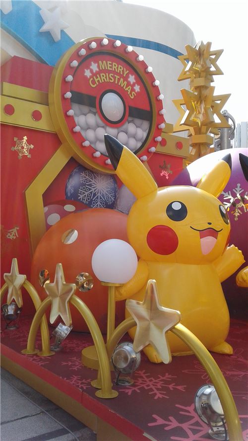 What a colorful Christmas display What a colorful Christmas display