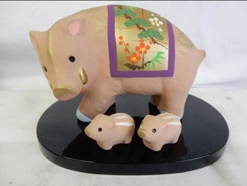 This is a lovely boar display!