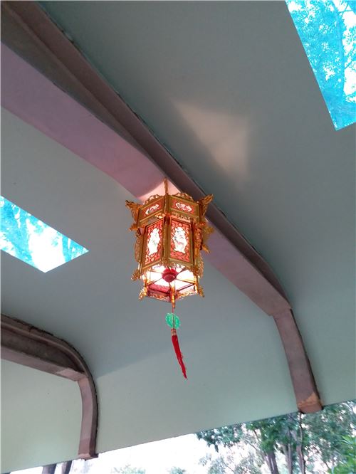 A super pretty gold lantern!