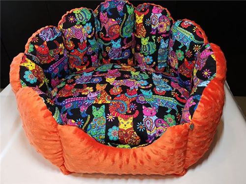 Any cat would love snuggling in this!