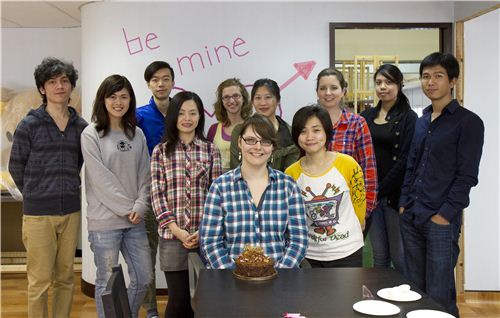 The modes4u team looked a bit tired as it was a super busy day. After the cake everybody was wide awake and happy on a sugar rush