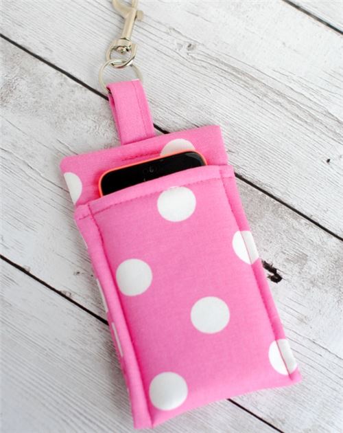 How adorable is this phone wallet by Crazy Little Projects??