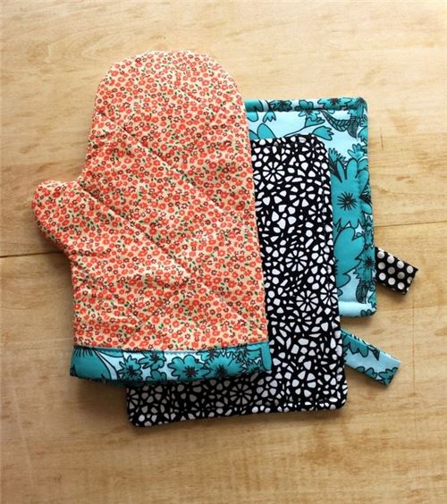 How cute are these iven mitts and hot pads, by A Beautiful Mess?
