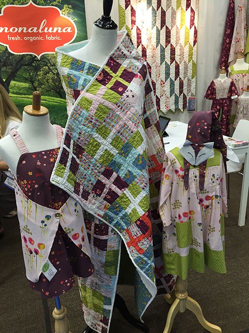 Cute Monaluna apron and quilt blanket with charming flowers. 
