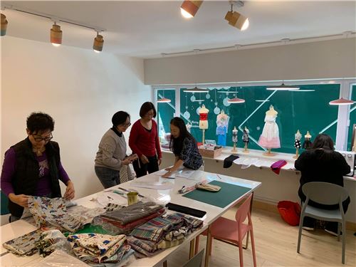 Ensemble Co-Creating Space provided sewing machines for people to sew pouches Ensemble Co-Creating Space provided sewing machines for people to sew pouches