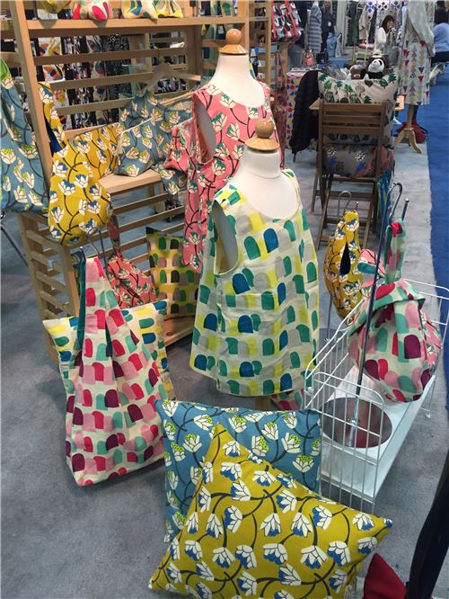 These pillows, outfits and bags are so kawaii!