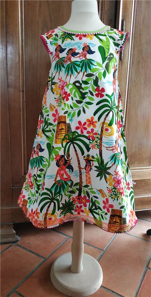 This is a lovely dress for little girls.