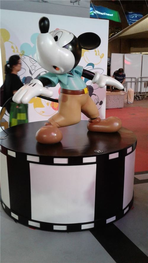 Uh oh, what did Mickey see?