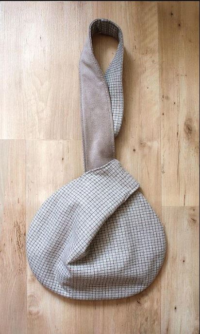 This is the bag when ready to sling on your shoulder. (by Elina N)