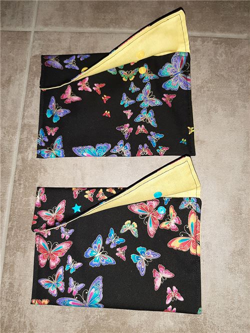 The yellow contrasting inner lining is a very pretty touch!