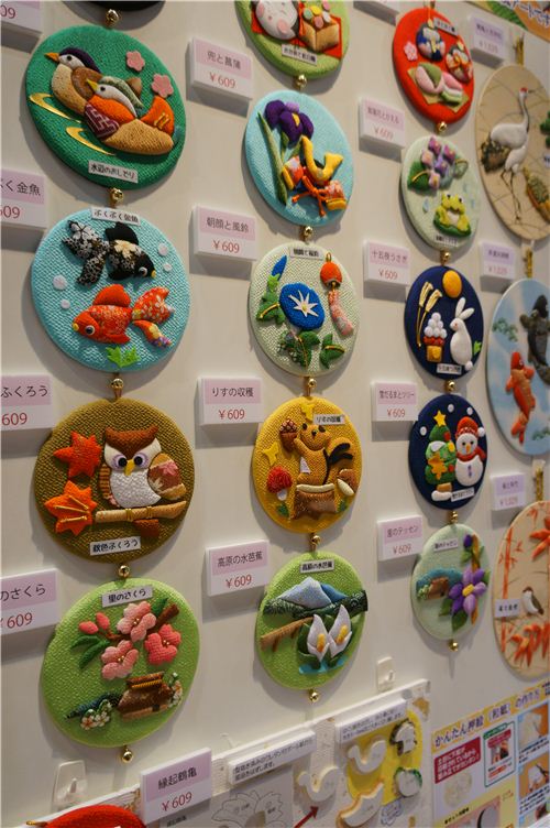 These DIY wall decoration sets look adorable too
