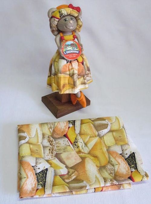 This cheese fabric by Elizabeth's studio is well chosen for the cute rodent. 